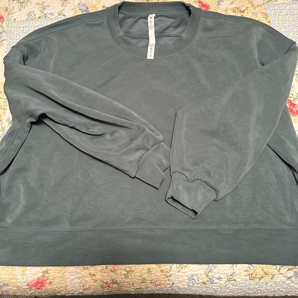 Like new! Lululemon Softstreme Perfect Crop Crew Neck Sweatshirt